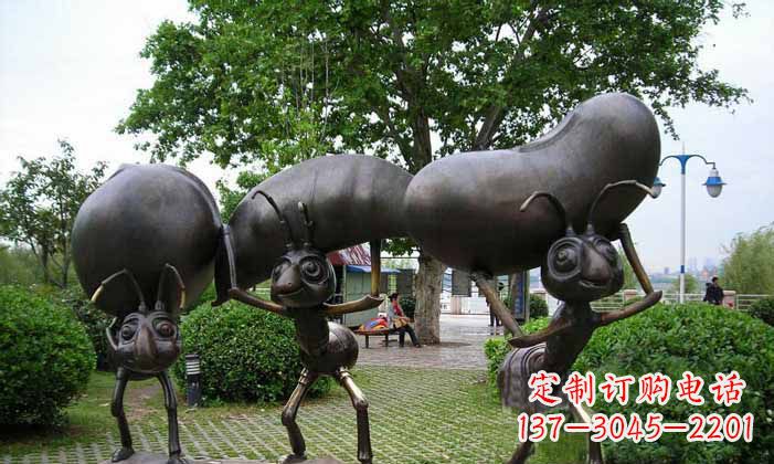 泰安蚂蚁之美搬运粮食的公园铜雕