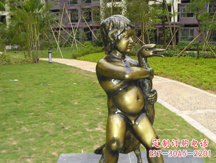 泰安新颖童真男孩城市玻璃钢仿铜景观雕塑