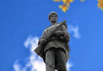 泰安“邱少云”石雕塑像，让历史英雄永久镌刻