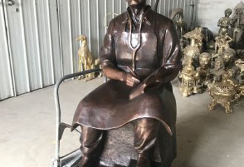 泰安白求恩坐姿纯铜雕塑赞颂英雄的象征