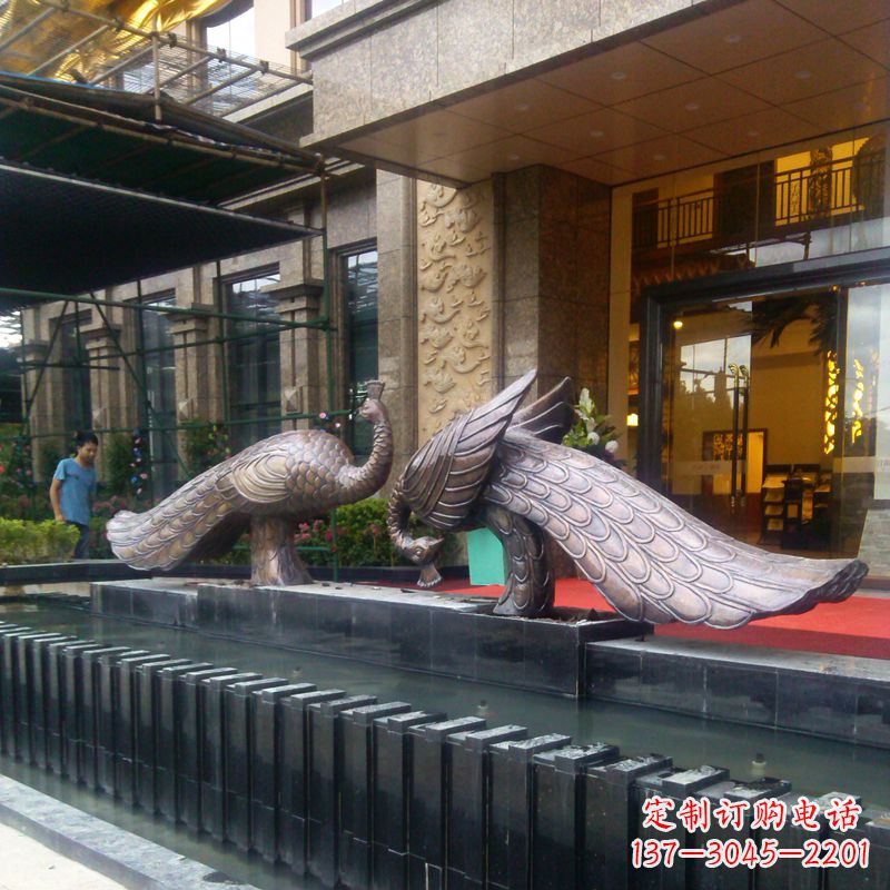 泰安宾馆门口铜雕孔雀
