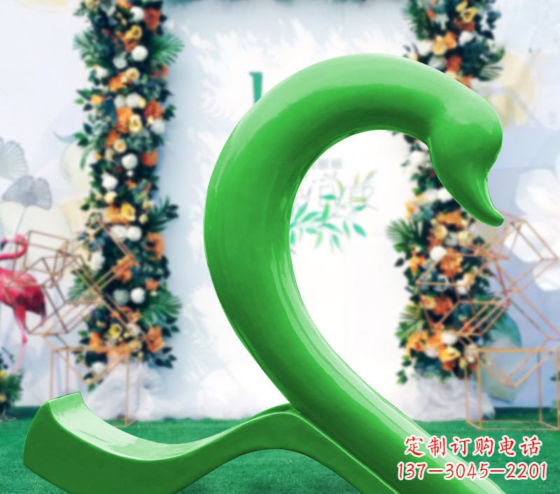 泰安新颖抢眼的玻璃钢爱心天鹅雕塑