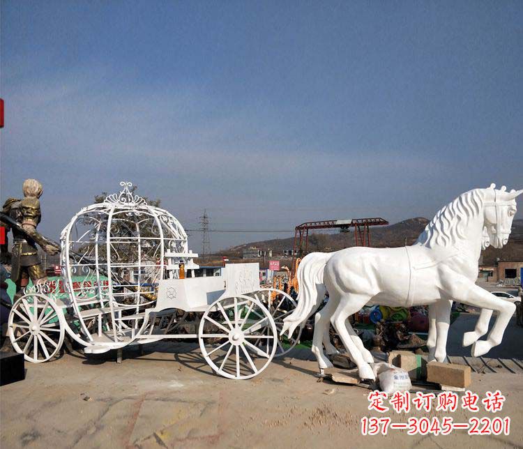 泰安玻璃钢城市的马车雕塑