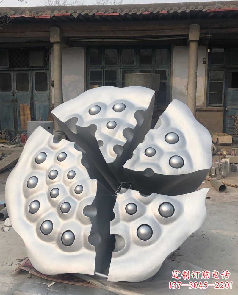 泰安玻璃钢莲蓬雕塑美丽的象征