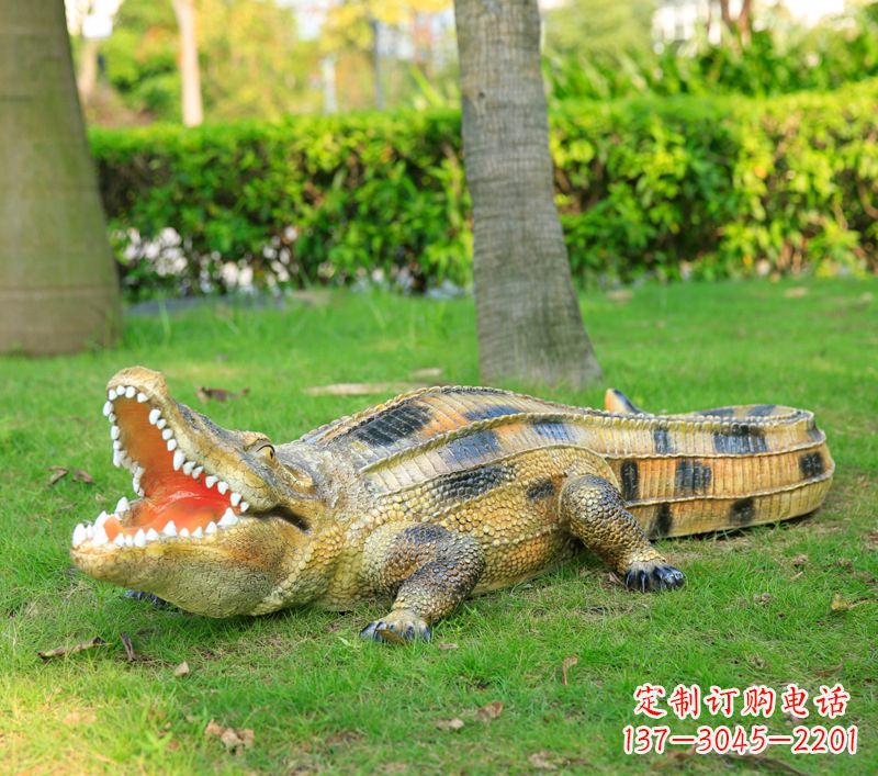 泰安玻璃钢鳄鱼仿真动物雕塑精美雕塑营造绿色环境