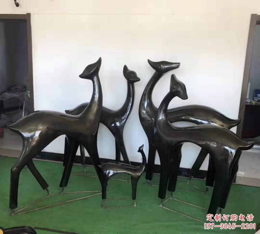 泰安玻璃钢仿铜鹿雕塑完美点缀庭院景观
