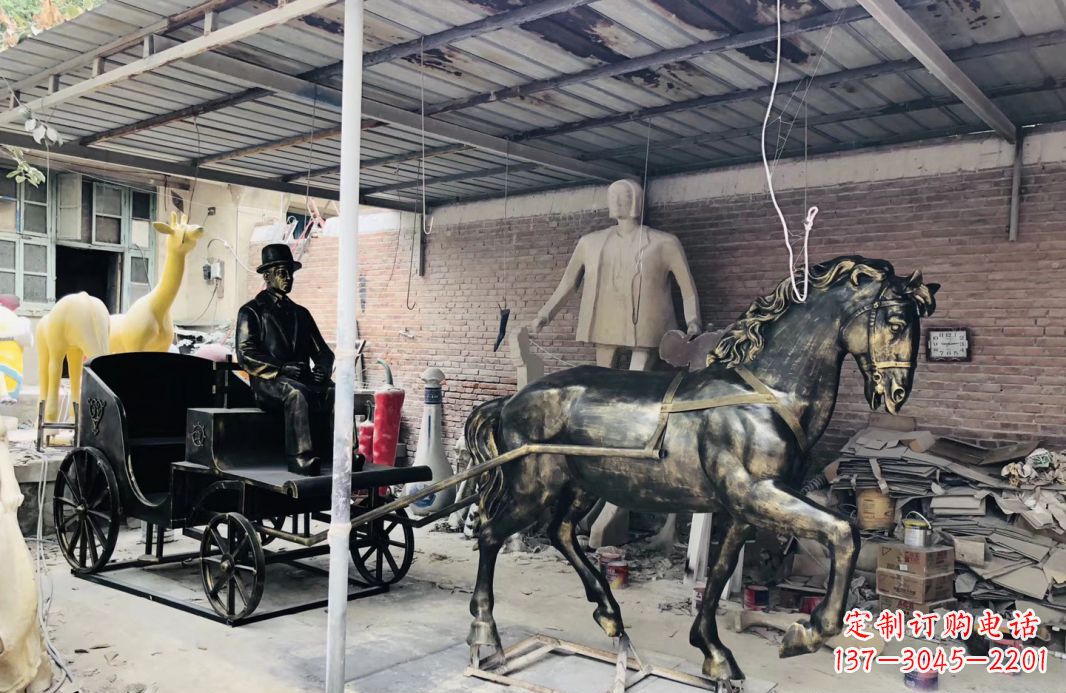 泰安玻璃钢仿铜马车雕塑——给广场景观增添绚丽色彩