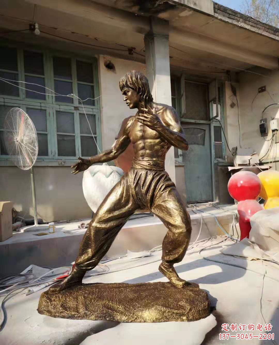 泰安铜像传奇——李小龙雕塑