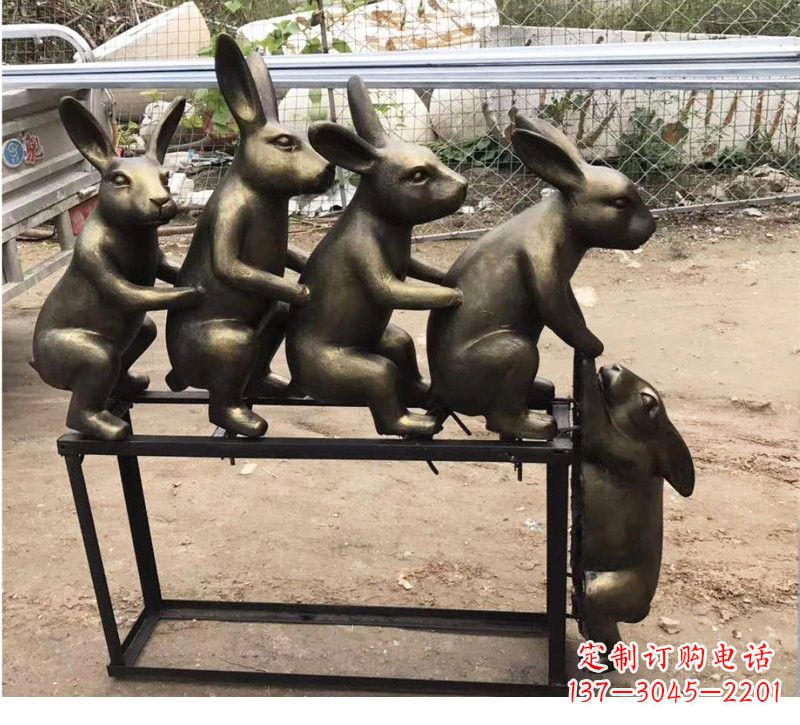 泰安玻璃钢兔子雕塑仿铜玩耍的兔子