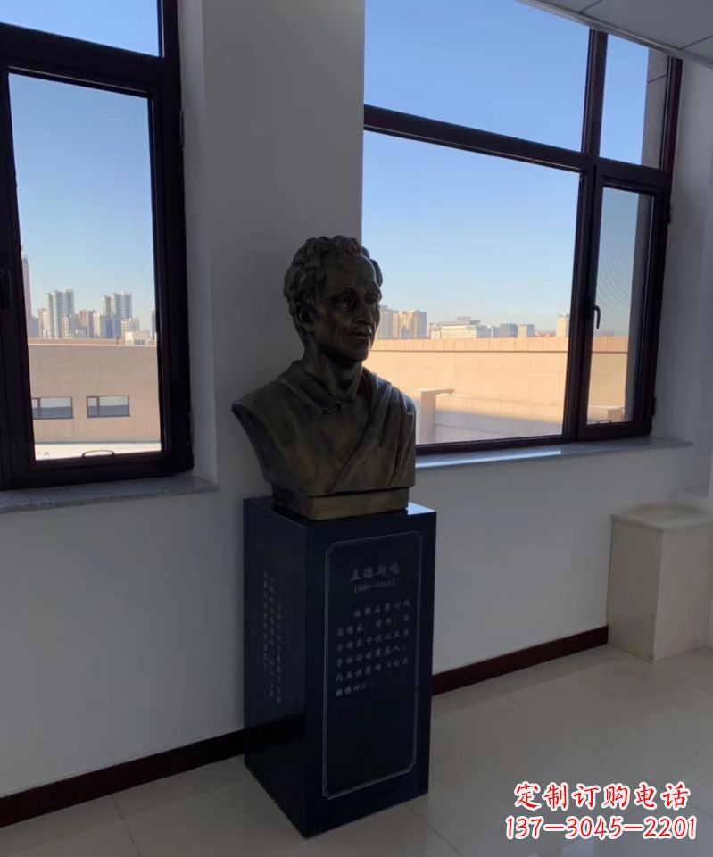 泰安玻璃钢仿铜的孟德斯鸠头像雕塑