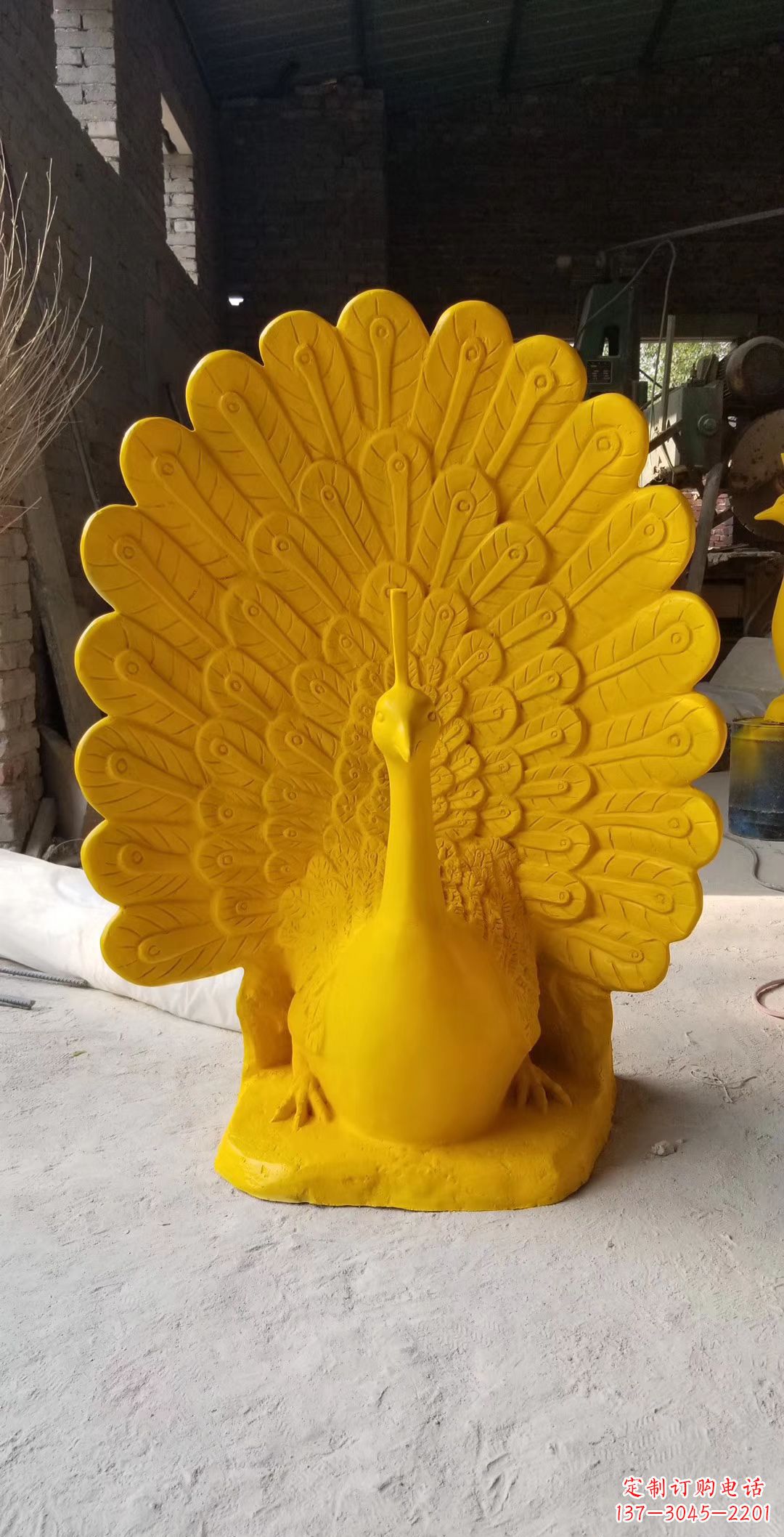 泰安玻璃钢制作的孔雀雕塑