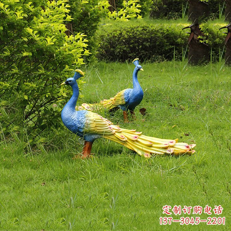 泰安玻璃钢孔雀雕塑——艺术点缀公园草坪