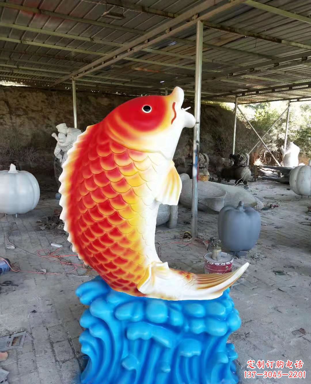 泰安玻璃钢制作的精美鲤鱼喷泉雕塑