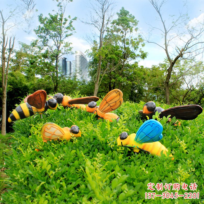 泰安公园草丛中的蜜蜂雕塑