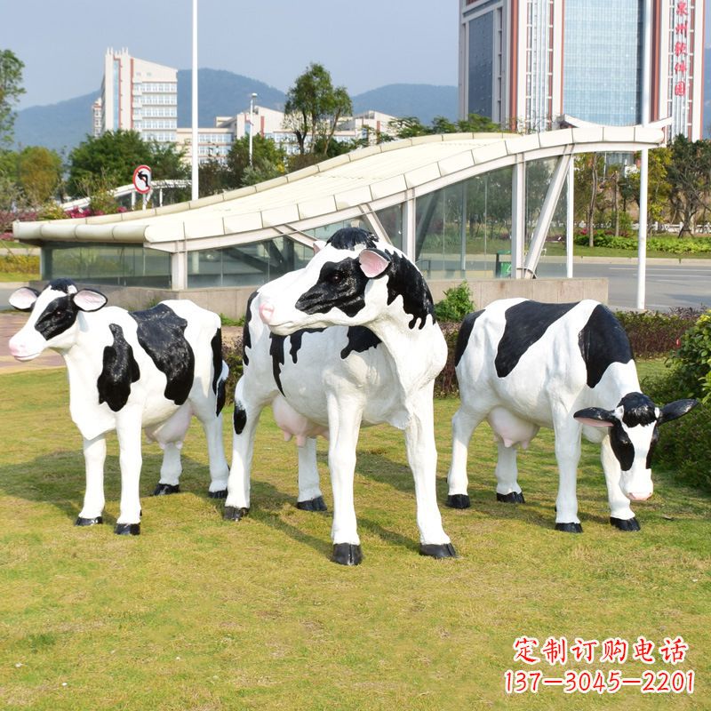 泰安玻璃钢制作的仿真奶牛雕塑——装点园林草坪