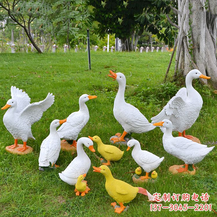泰安玻璃钢仿真动物雕塑——漫步田园风情