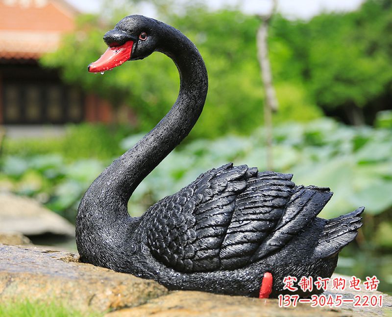 泰安玻璃钢雕刻的黑色天鹅——美丽宁静的公园园林摆件