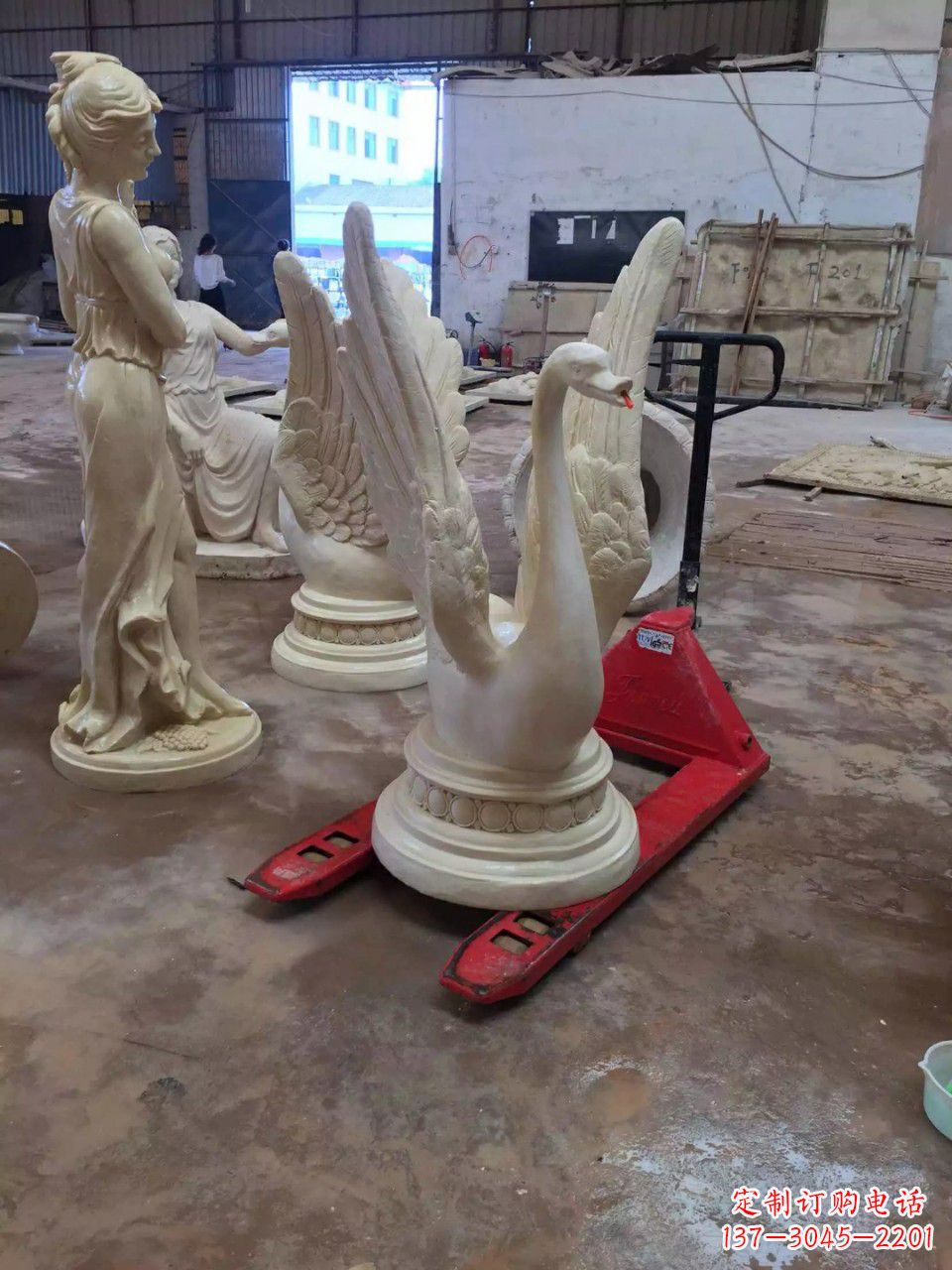 泰安玻璃钢制作的天鹅雕塑