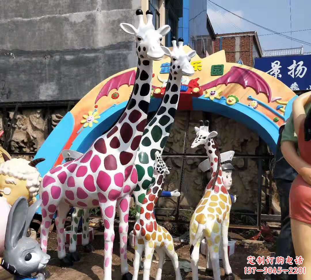 泰安玻璃钢材质的长颈鹿雕塑——点缀公园景观
