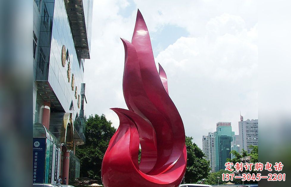 泰安孔雀广场的不锈钢雕塑