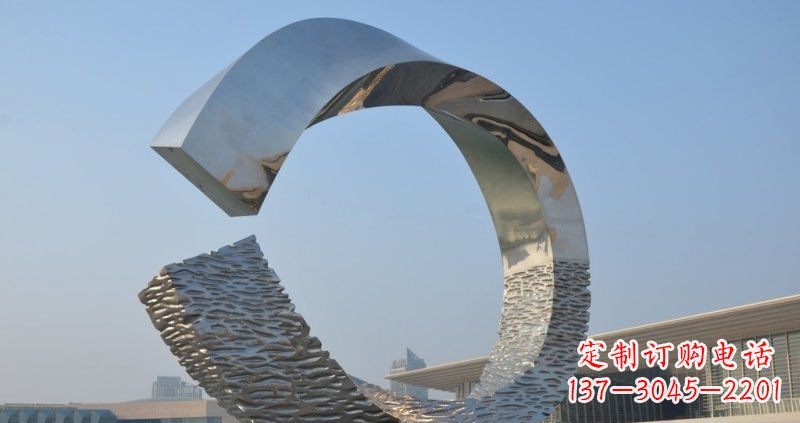 泰安环绕城市的不锈钢圆环雕塑
