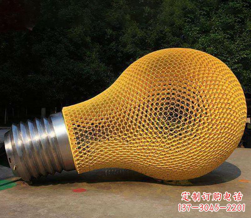 泰安不锈钢灯泡雕塑灯光下的美丽