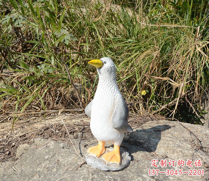 泰安和平鸽雕塑传递和平的美丽象征