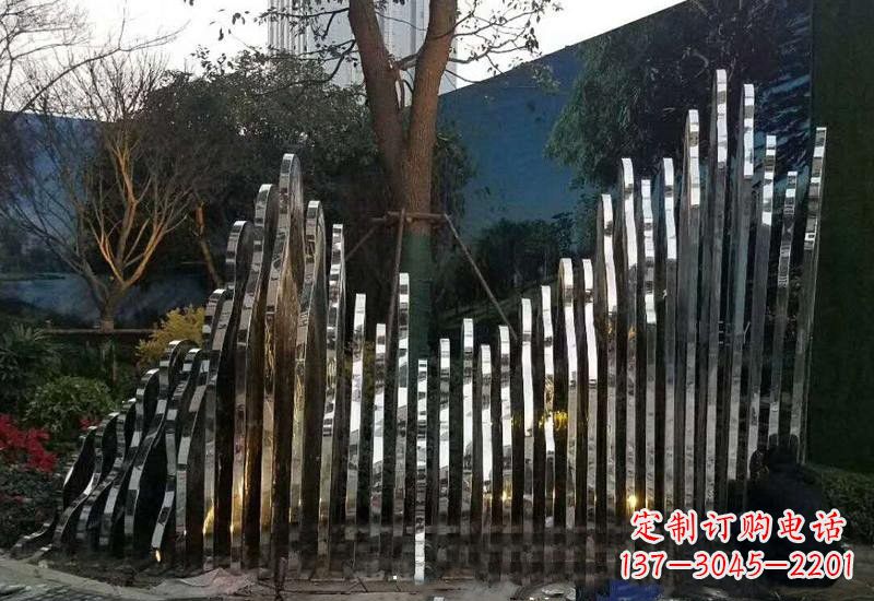 泰安不锈钢公园里的假山雕塑