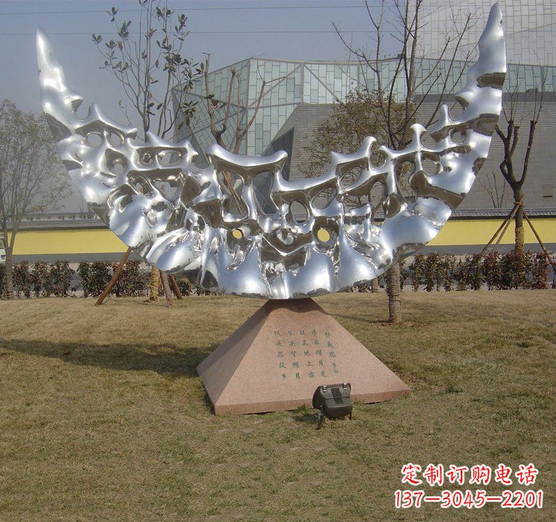 泰安不锈钢月亮雕塑象征着无尽的美丽