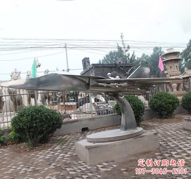 泰安不锈钢飞机雕塑——一种象征着力量与和平的艺术品