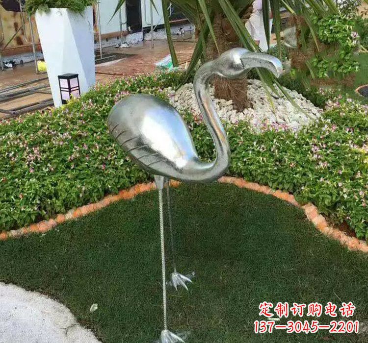 泰安火烈鸟雕塑美丽而又充满力量