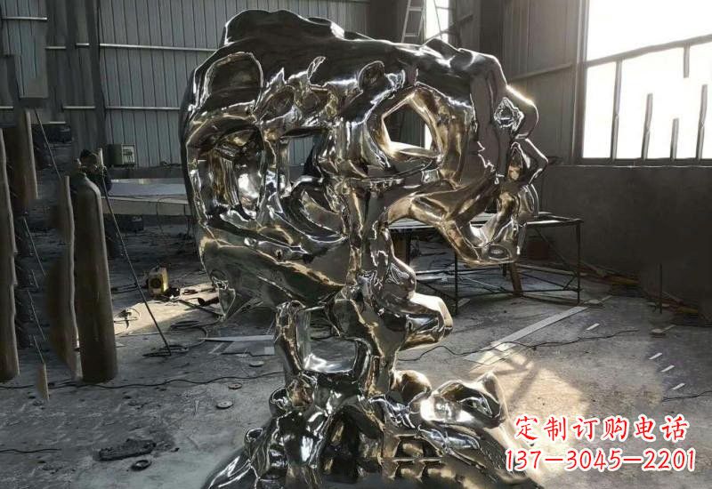 泰安太湖石雕塑不锈钢公园的镜面之美