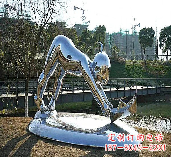 泰安不锈钢公园拿折纸船的儿童雕塑