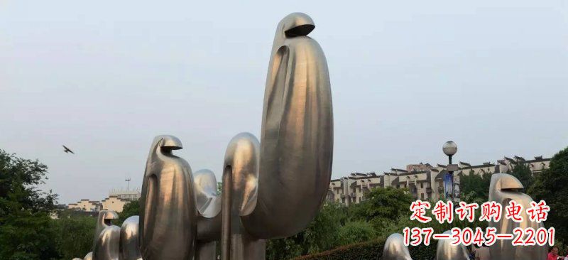 泰安不锈钢广场上的骆驼雕塑