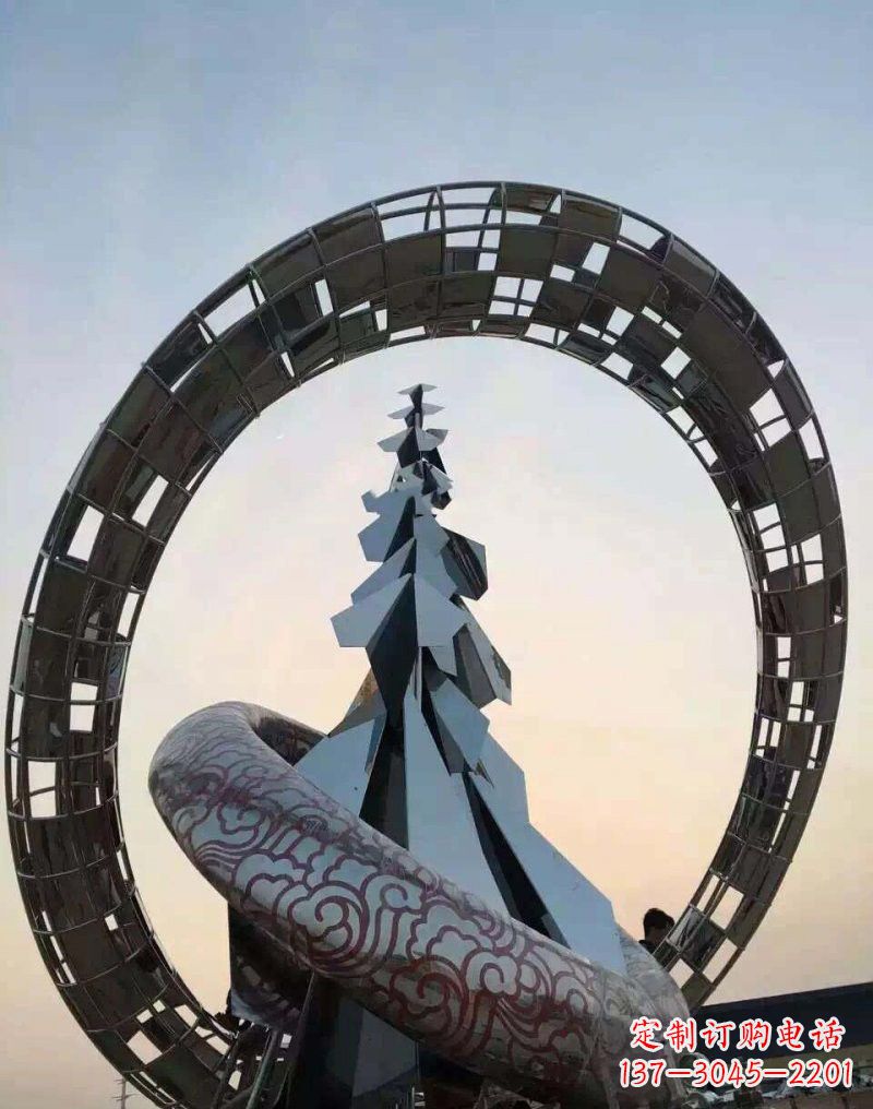泰安不锈钢广场上的松树雕塑