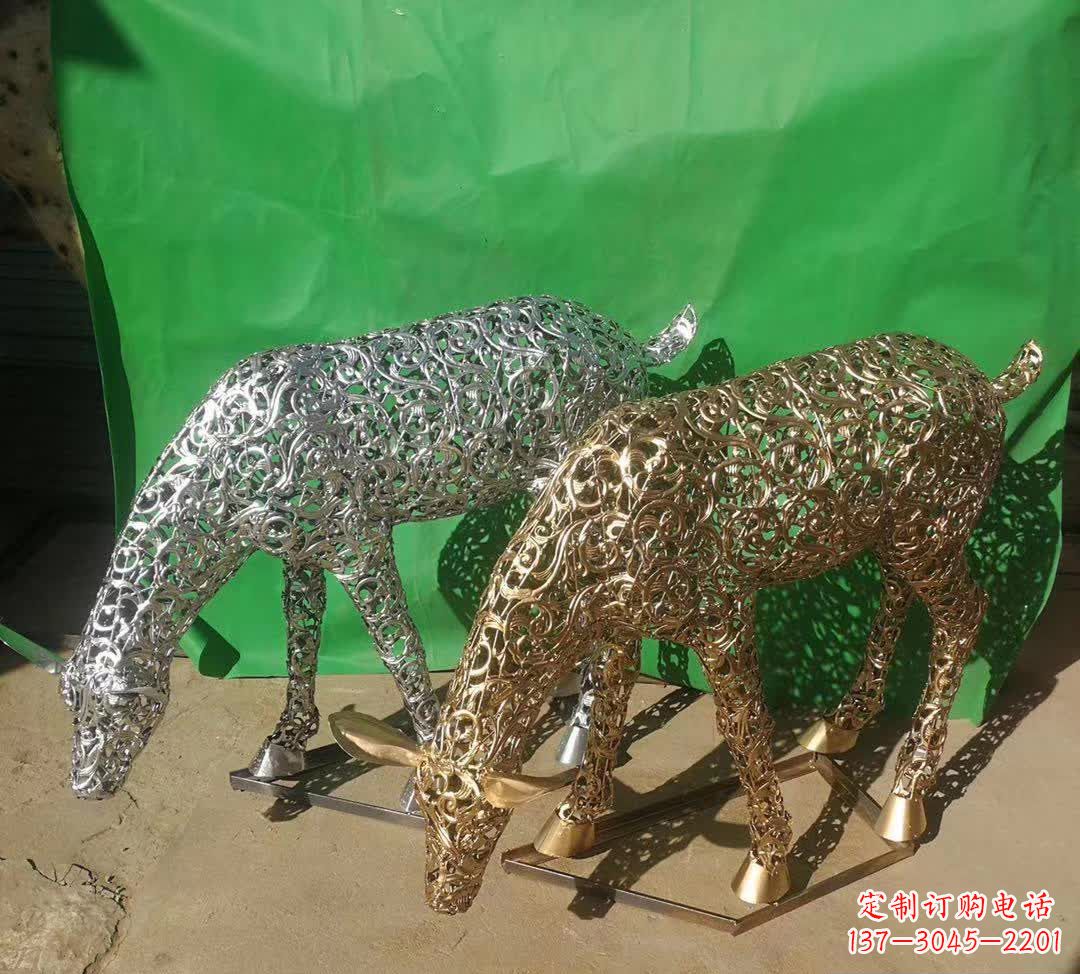 泰安不锈钢广场上的梅花鹿雕塑