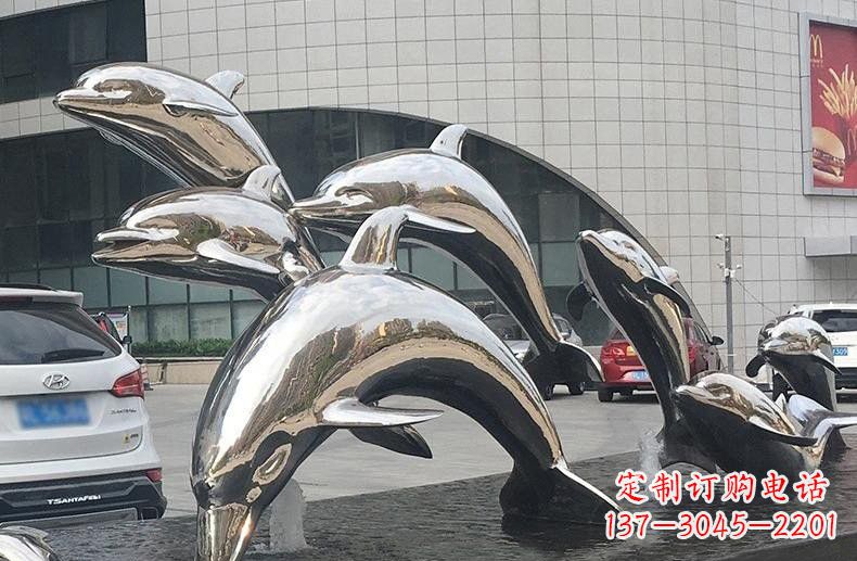 泰安海豚雕塑——不锈钢广场上的跳跃动态
