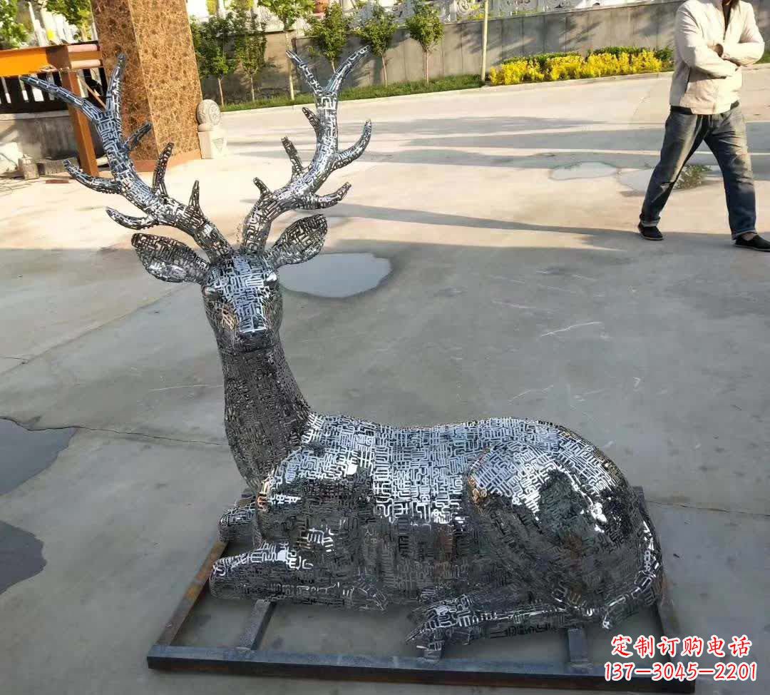 泰安梅花鹿雕塑点缀不锈钢广场星空