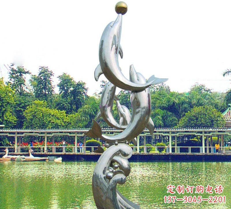 泰安海豚的美丽雕塑