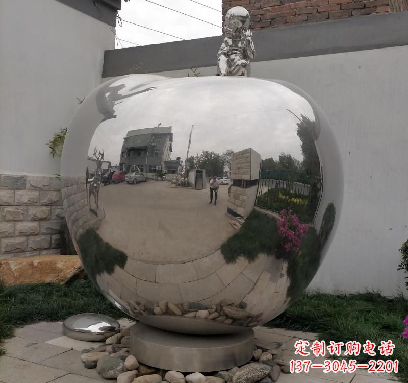 泰安不锈钢金色苹果雕塑古典与现代的结合