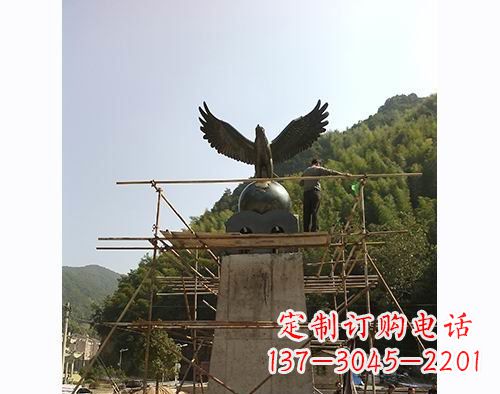 泰安不锈钢老鹰踩地球雕塑缅怀大自然之美