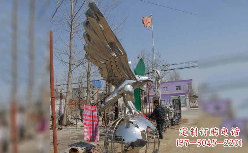 泰安不锈钢老鹰雕塑象征力量与美丽