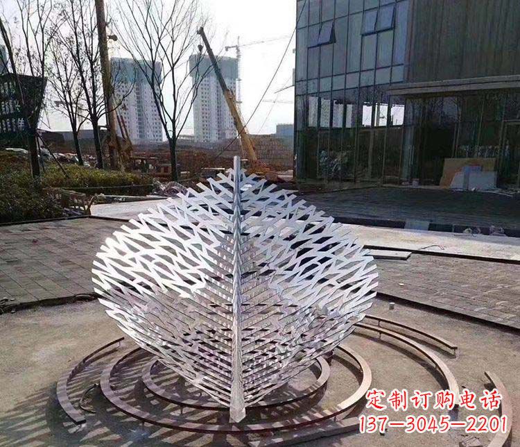 泰安不锈钢镂空树叶雕塑精美雕刻的艺术