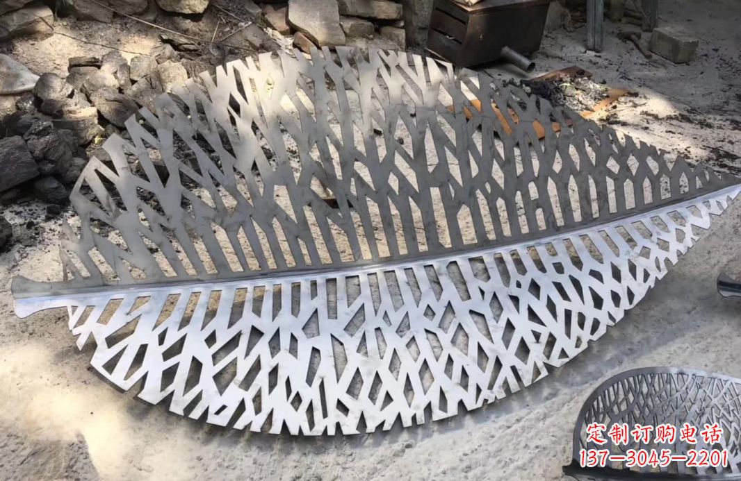 泰安不锈钢镂空树叶雕塑艺术的精美结合