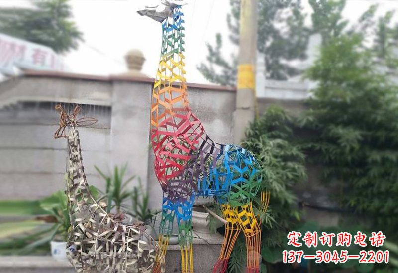 泰安长颈鹿雕塑优雅而古典的艺术