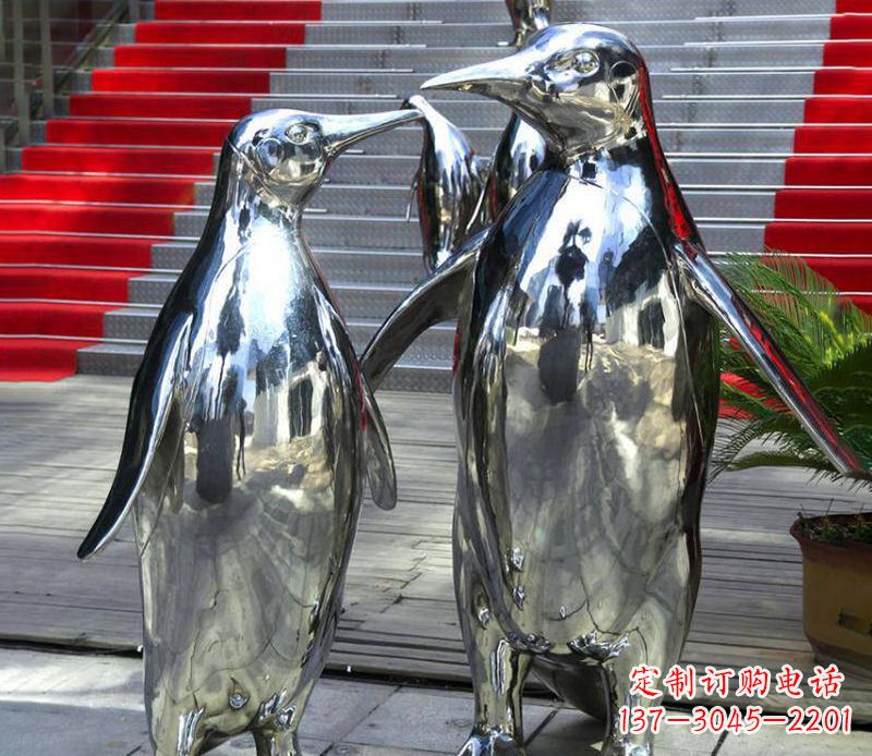 泰安不锈钢企鹅雕塑传递着浓浓爱意