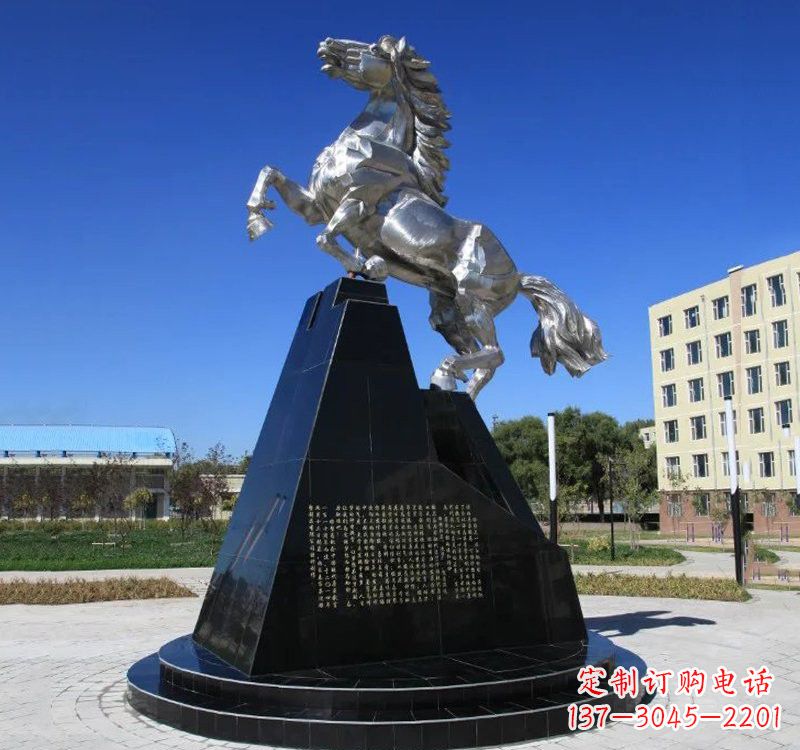 泰安不锈钢企业广场上的马雕塑
