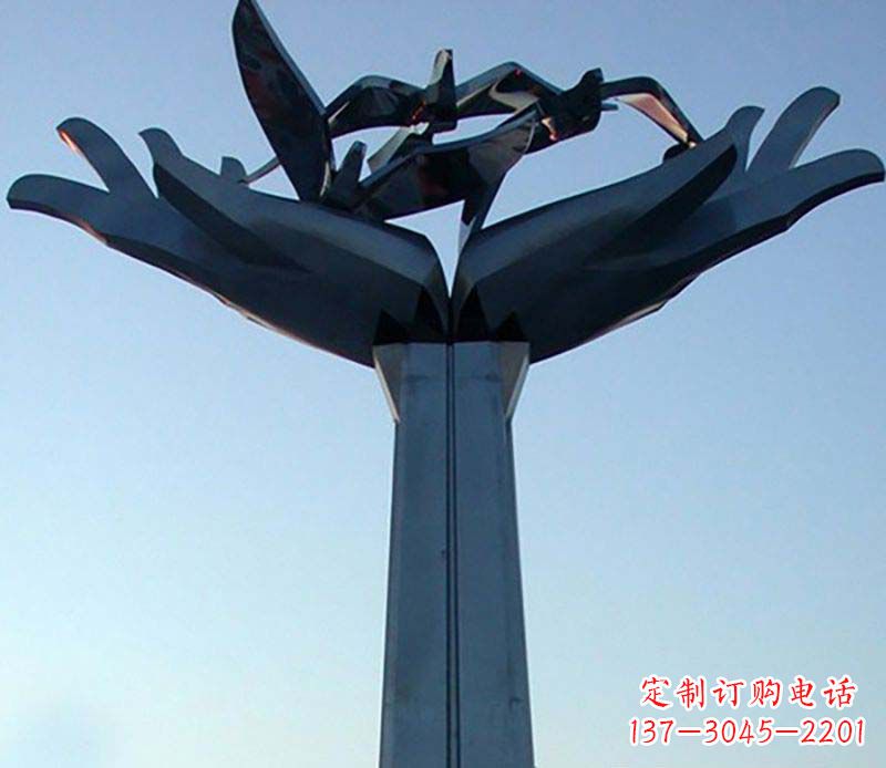 泰安不锈钢手托鸽子雕塑象征着和平与爱