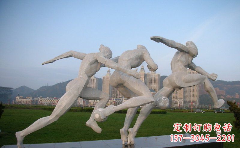 泰安不锈钢踢足球的人物公园景观雕塑