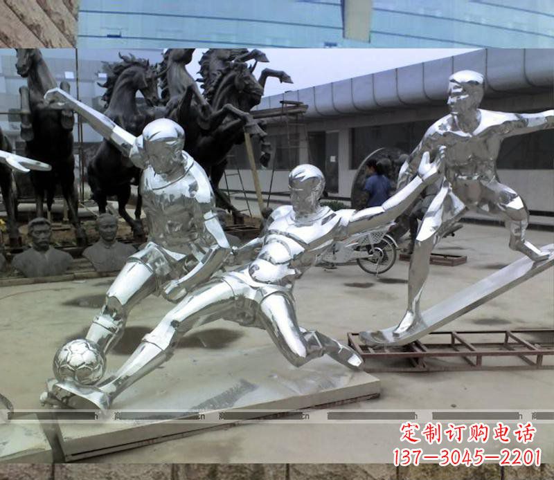 泰安玩足球的不锈钢雕塑